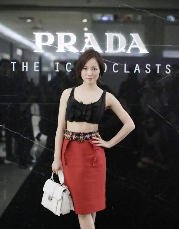 江一燕吊带搭配半身高腰裙性感撩人尽显好身材