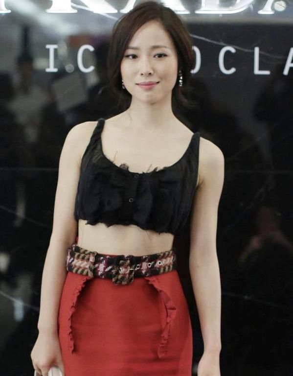 江一燕吊带搭配半身高腰裙性感撩人尽显好身材