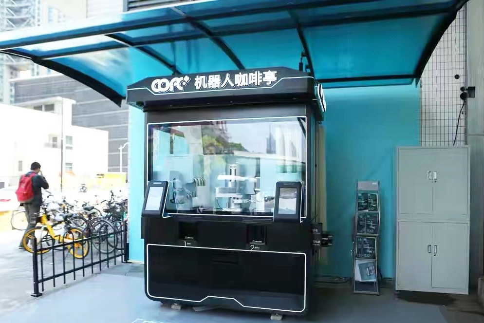 智能咖啡机器人cofe 不同于普通的自助咖啡售卖机,它是一款集现磨
