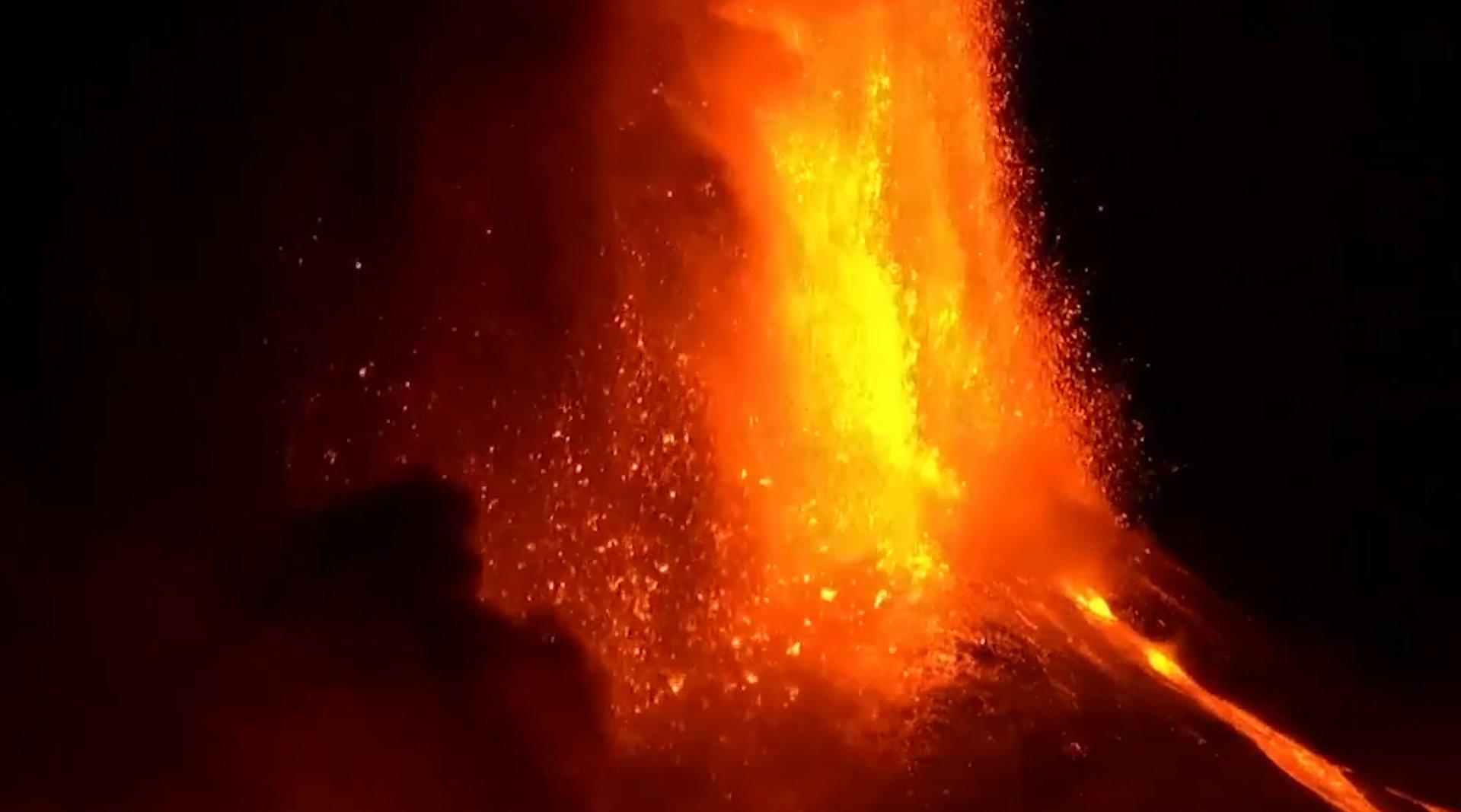 实拍意大利火山喷发现场:千米烟柱直冲云霄 夜空瞬间变“火海”_新浪新闻