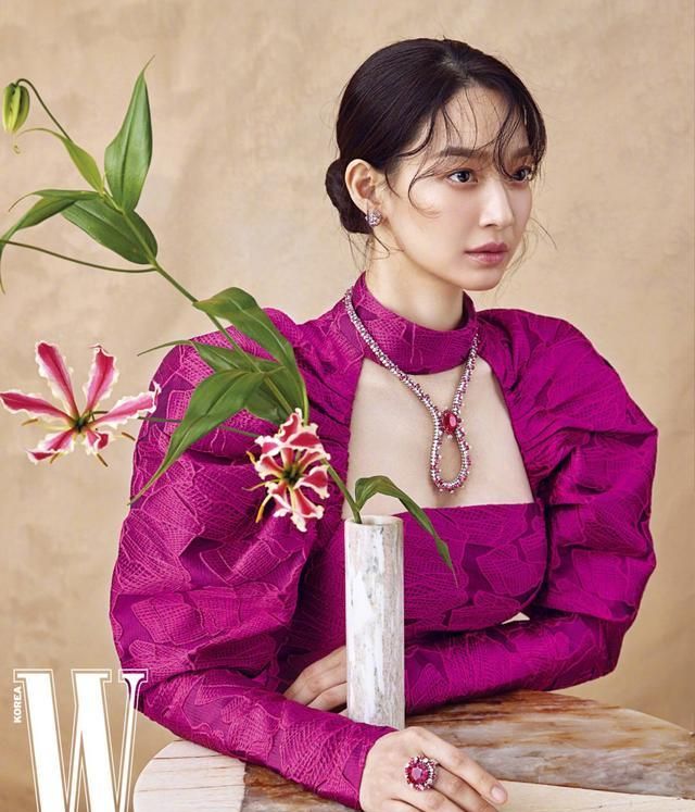 申敏儿《w korea》画报,简单优雅,高级感扑面而来,女神范十足