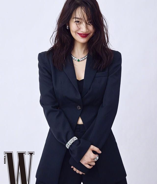 申敏儿《w korea》画报,简单优雅,高级感扑面而来,女神范十足