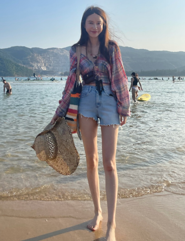 张大奕久违晒照穿超短裤秀身材却与董花花意外撞脸