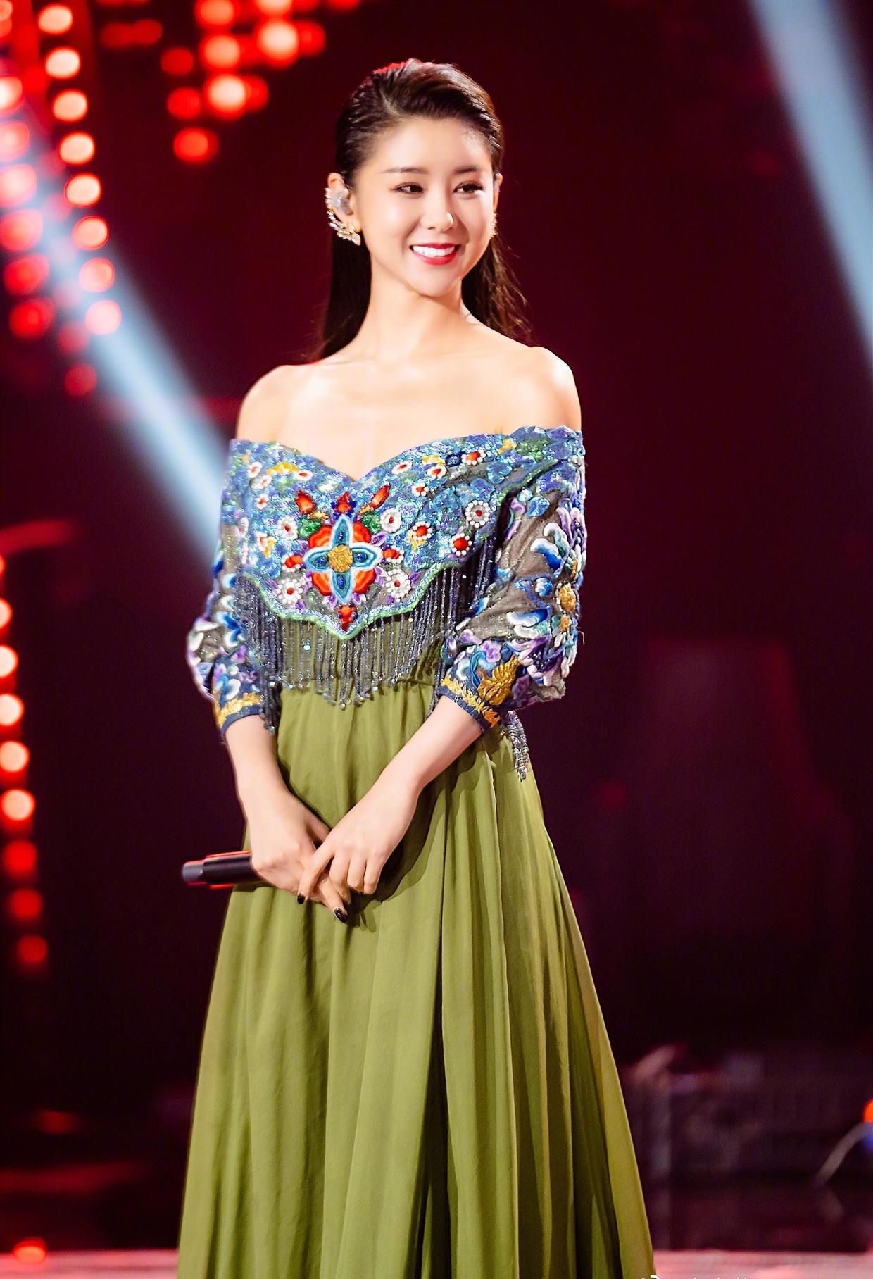 李小萌真会穿,米色毛衣配高腰牛仔裤简约洋气,难掩丰腴身材