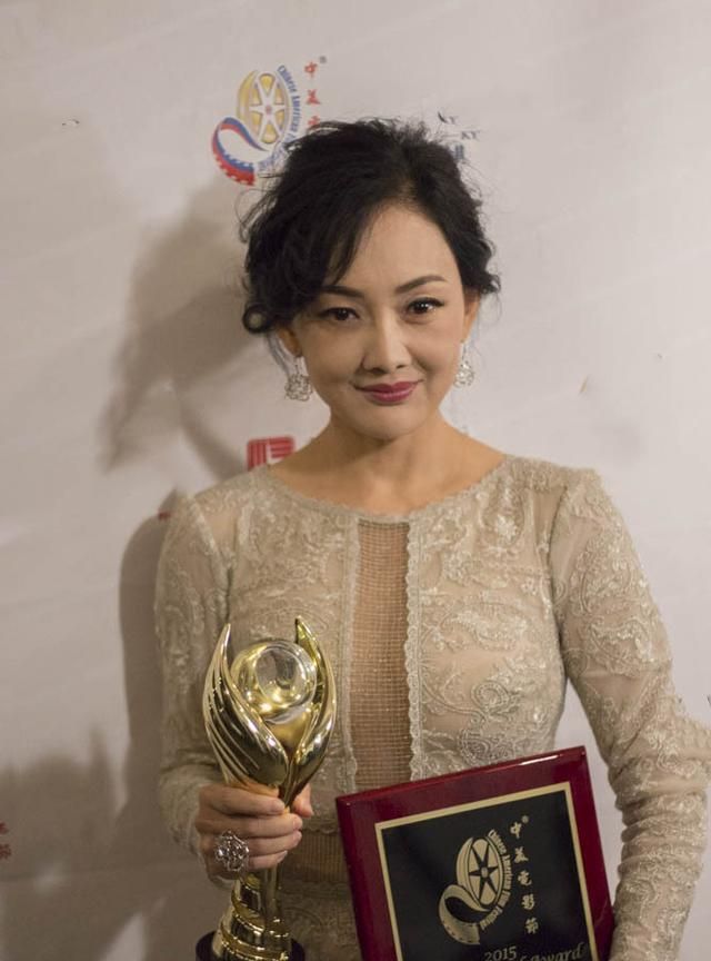 47岁牛莉也太狠了吧,穿雕花裙藏不住凹感,这身材完全不像70后