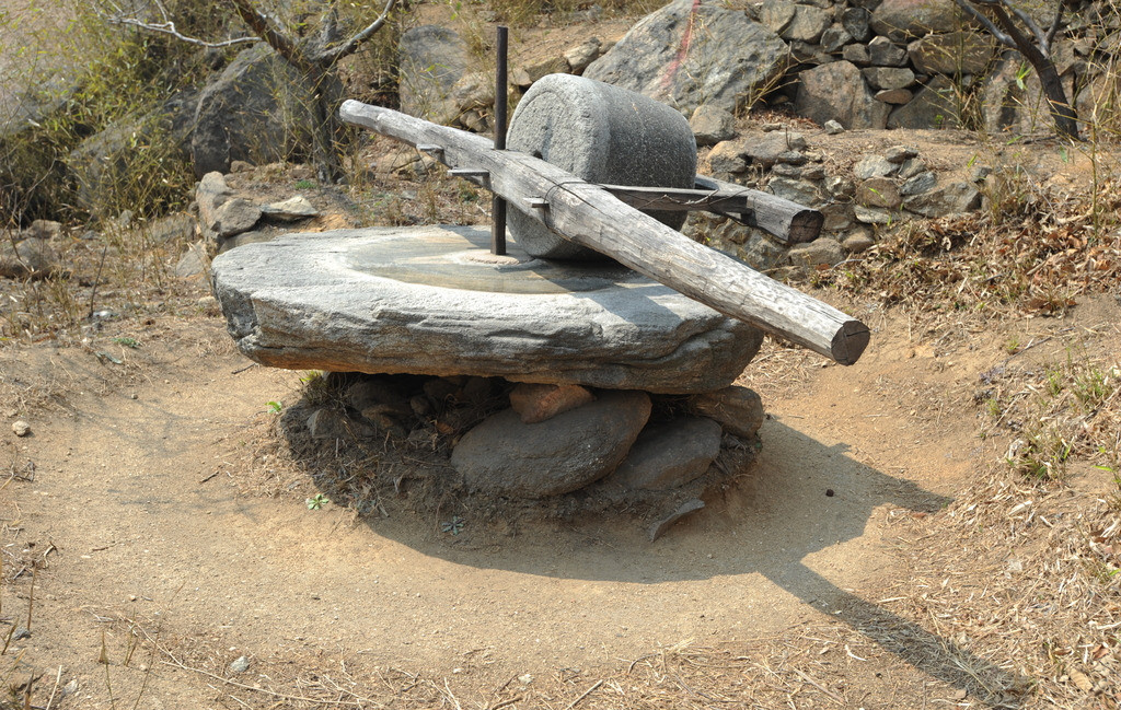 "十"的谐音是"石",在初十这一天,凡是从事石头的工作,都要停止,石磨