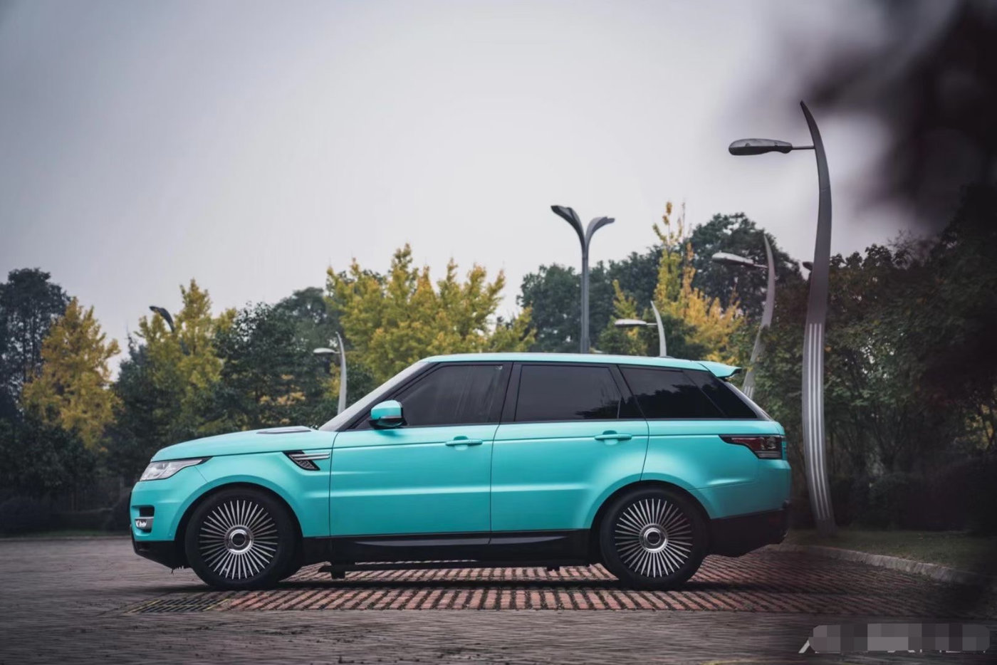 路虎揽胜改色蒂芙尼蓝 硬汉也能温柔-新浪汽车