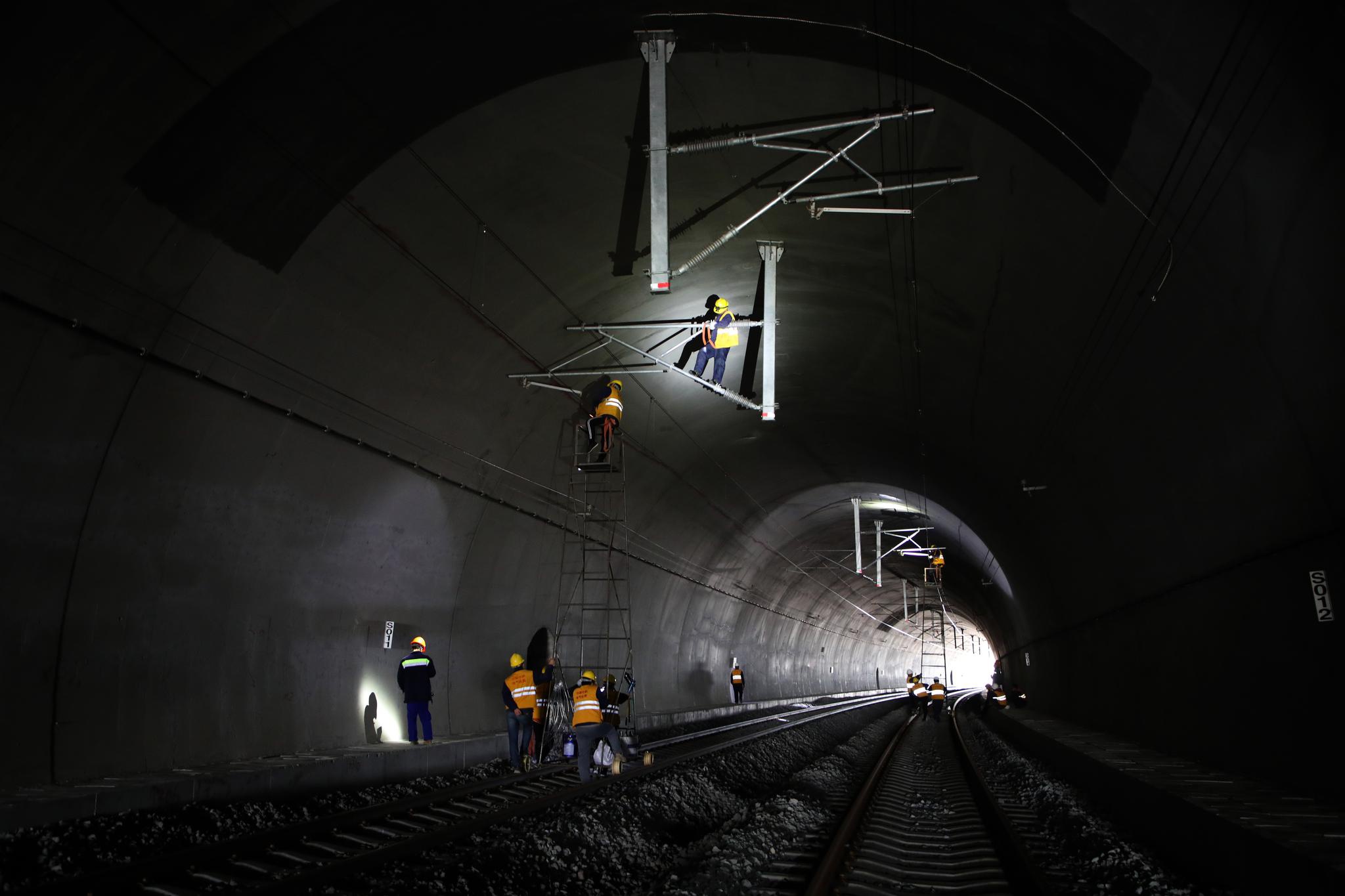 在金台铁路高峰下隧道内,下洋跨台金高速公路特大桥上,临海东站里