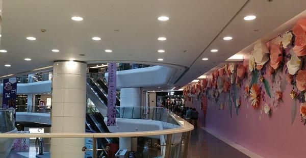 位于上海的香港广场过街走廊成网红打卡地横跨淮海路寸土寸金