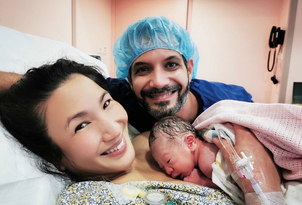 郑佩佩女儿早产生子 晒一家三口合影幸福甜笑