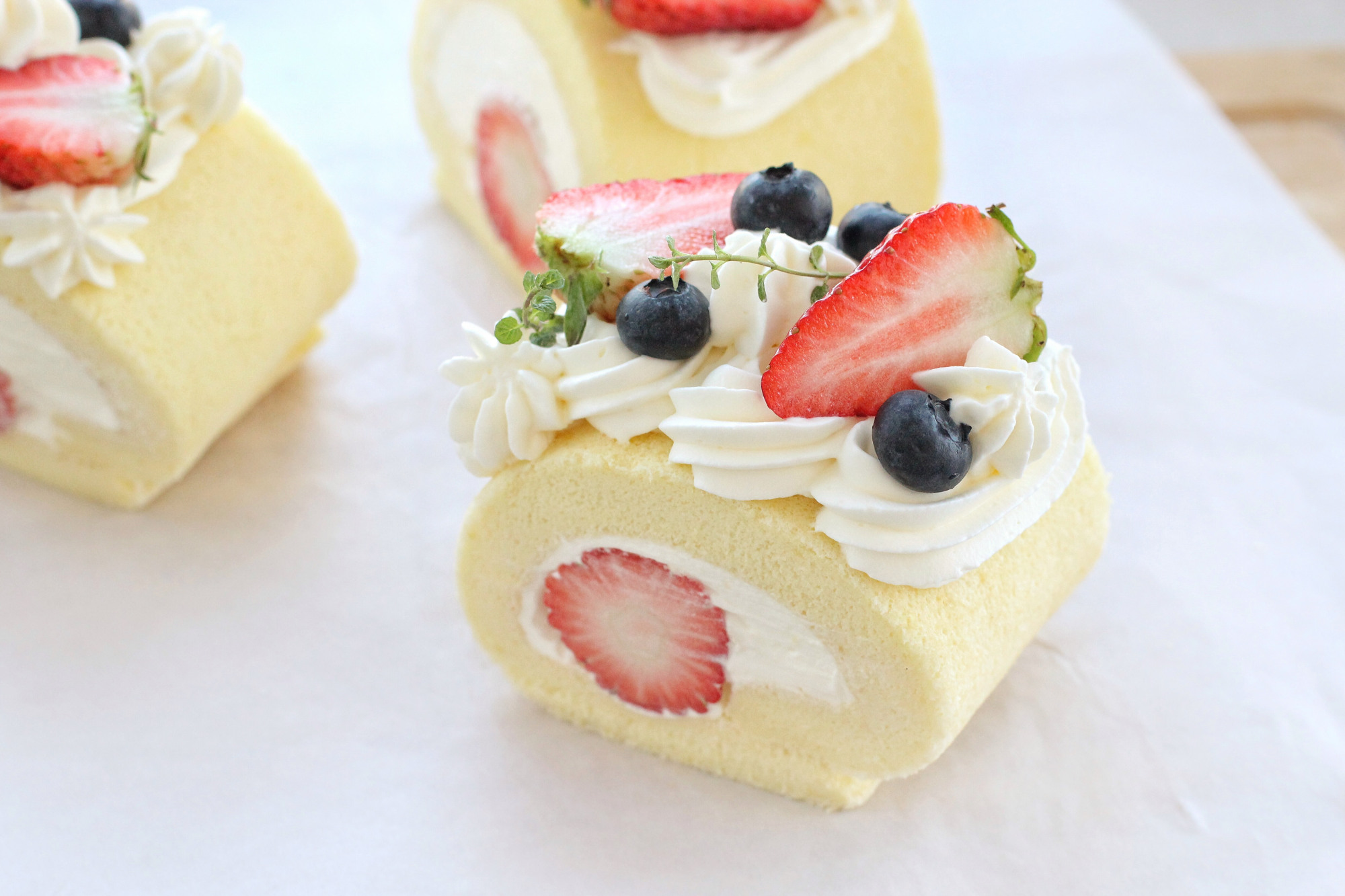 表面装饰也可以省略,直接吃蛋糕卷也很好啦!