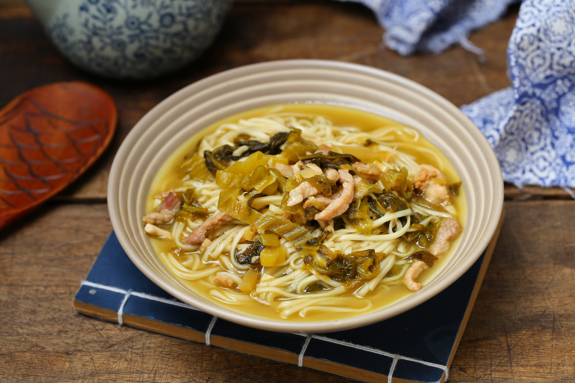 春节长假马上结束今天在家葛优躺简单一碗酸菜面完美解决早饭