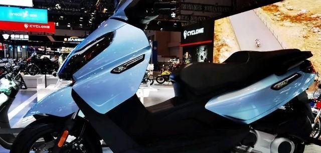 比亚乔x7复古250踏板即将上市