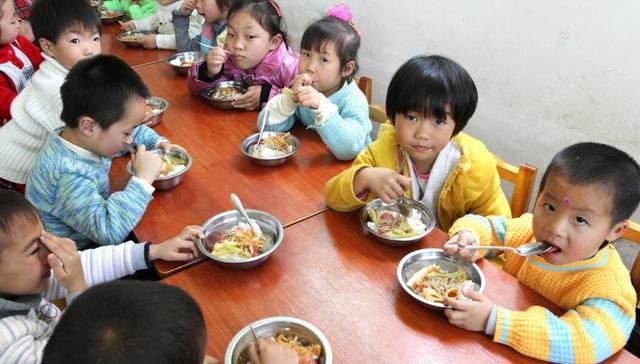 男孩在幼儿园拉肚子,裤子被老师直接扔了,家长却要求赔偿一万休闲区蓝鸢梦想 - Www.slyday.coM