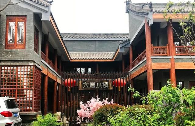 看上去都是千篇一律,并没有什么值得游览的地方,甚至有的金玉其表