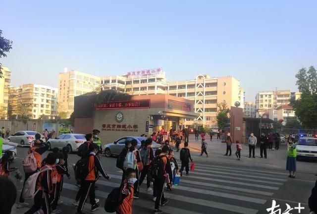 9时30分,肇庆市第一中学举行升国旗仪式.廖文奕 摄 肇庆市端城小学