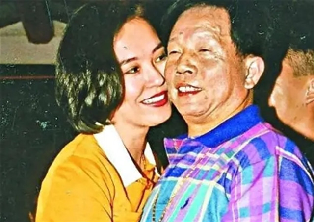 2001年,刘家良回家收到娇妻绿帽惊喜,3分钟后娇妻上司坠楼身亡|翁静晶