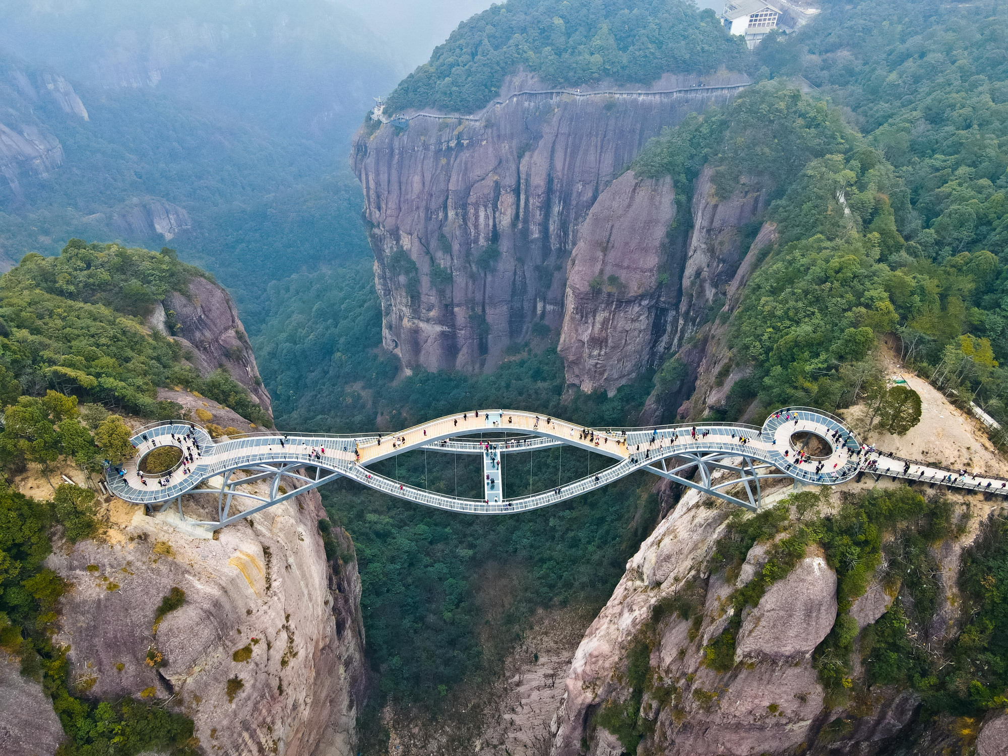 现在神仙居的如意桥火了,从上空俯瞰,这座桥宛如高