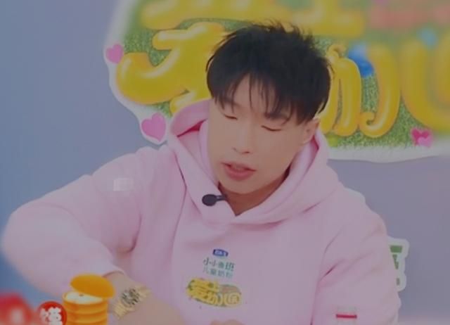 烧饼儿子近照曝光厚嘴唇小眼睛短粗眉基因强大到无可比拟