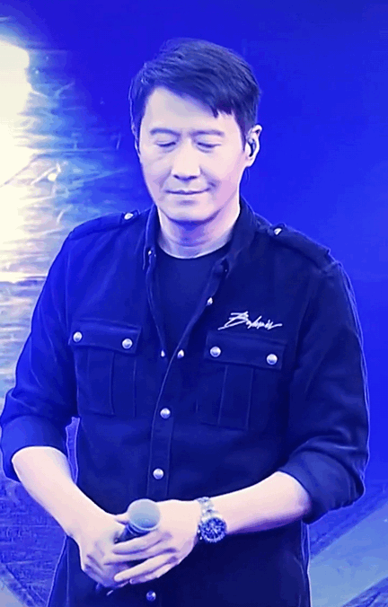 没这么近距离看过黎明吧才55岁眼角皱纹这么明显天王真的老了