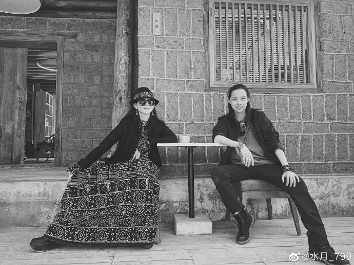 杨丽萍与得意弟子水月同框师徒二人越长越像不惧吃徒弟夫妇狗粮