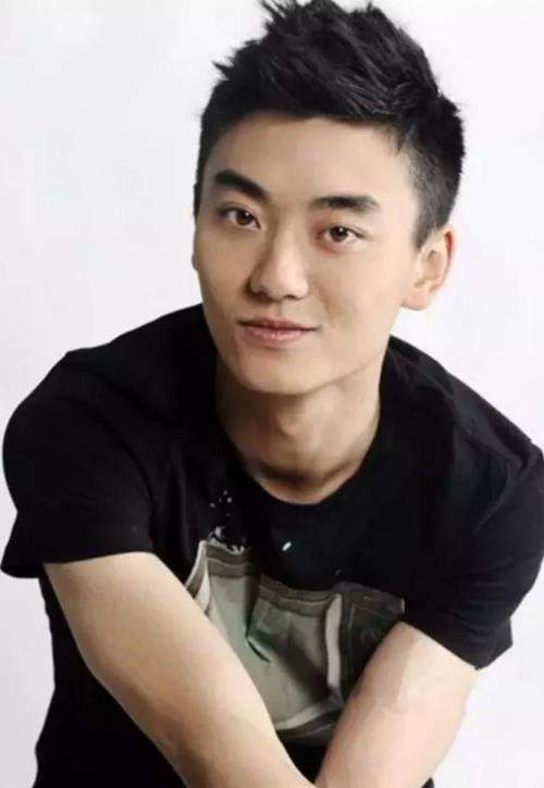 陈宝国儿子陈月末改名,为了能火,最"有戏"的星二代也绷不住了