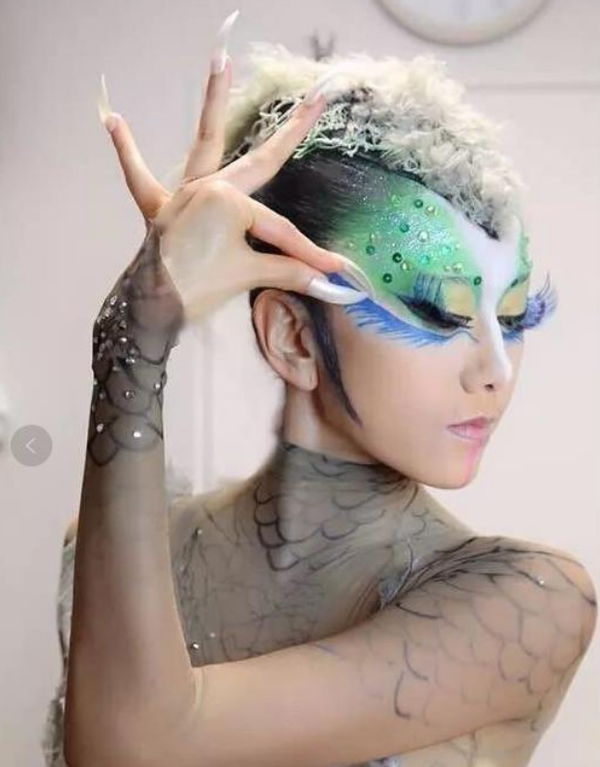 90斤杨丽萍瘦成纸片人!一双胳膊撑不满衣袖,不吃米饭终生绝育