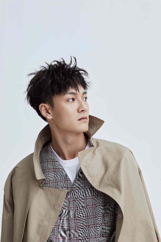 近日张冠森一组帅气森系风衣写真曝光,身高186公分的