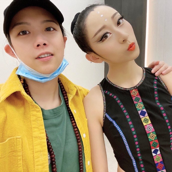 杨丽萍与得意弟子水月同框师徒二人越长越像不惧吃徒弟夫妇狗粮