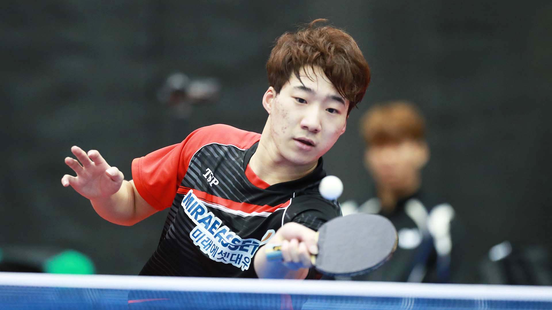 国乒劲敌夺冠成功,击败世界排名180位的大黑马|国乒|郑荣植|劲敌_新浪