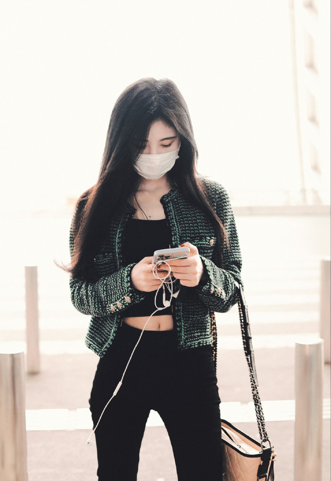 鞠婧祎最新机场私服绿色小香风外套复古优雅露出肚脐身材好绝