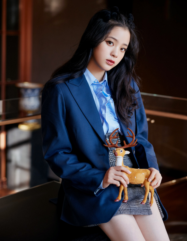 欧阳娜娜罕见穿西装谁注意她脚上的袜子00后谁敢尝试