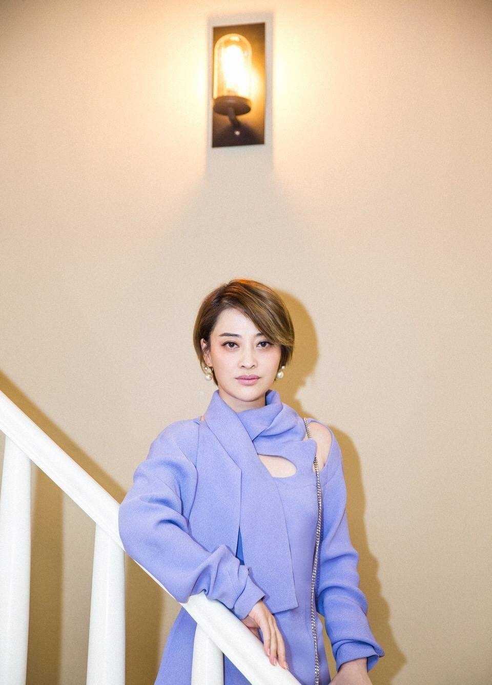 梅婷怎么穿都有贵妇范,一身紫色穿搭不仅不土,反而美出了新高度