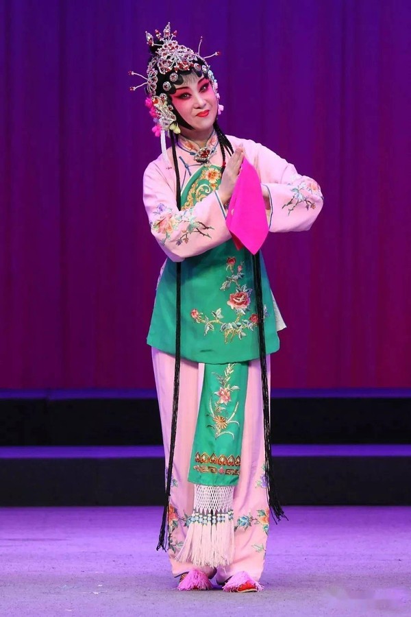 《装台》任小蕾晒照打扮奢侈,双眼皮不自然,跷二郎腿秀专业功底