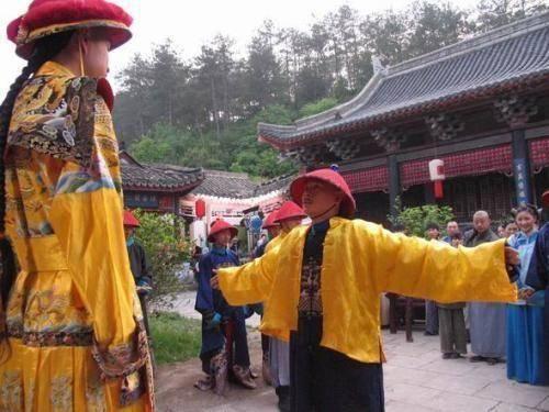 和珅为什么会有20多件黄马褂?黄马褂又有什么样的特权呢?