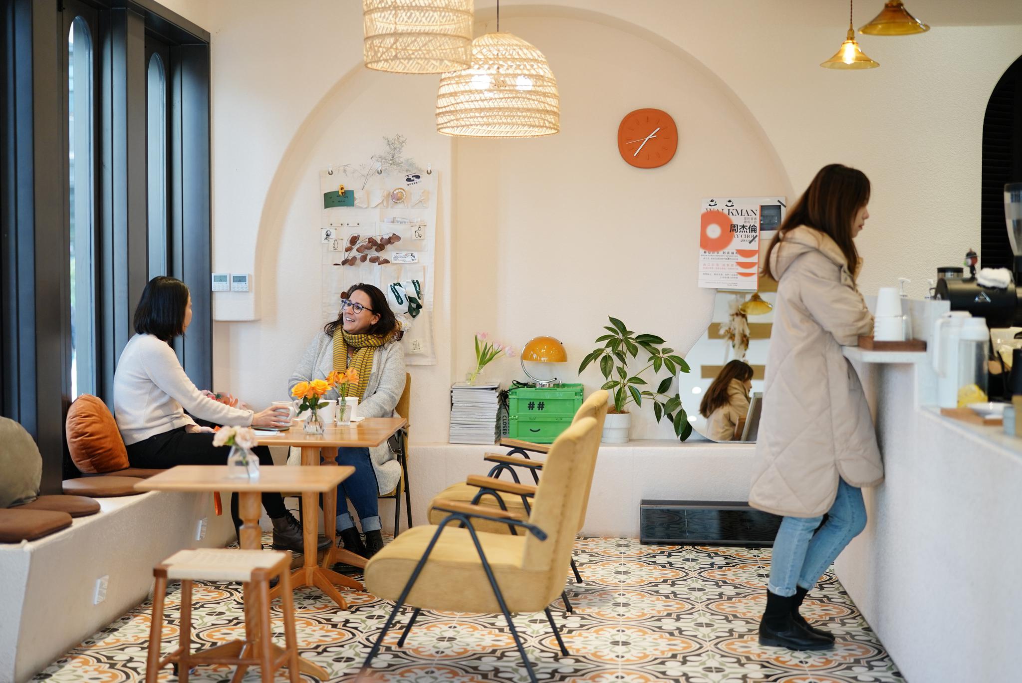 顾客在西安曲江新区一家咖啡馆内喝咖啡聊天.新华社记者 邵瑞 摄