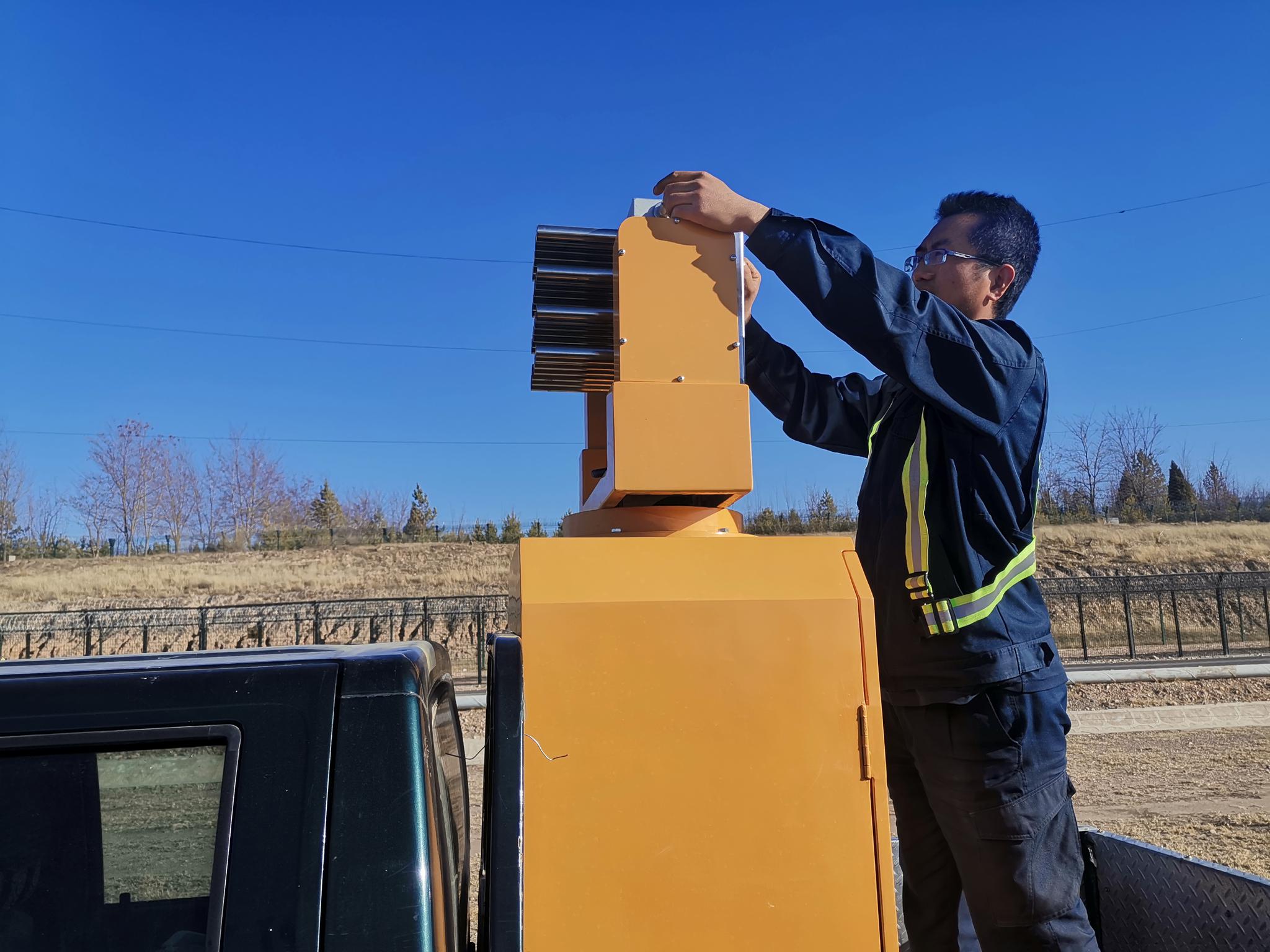 鸟防现场值守人员就要开着装有驱鸟设备的皮卡车在机场内巡逻