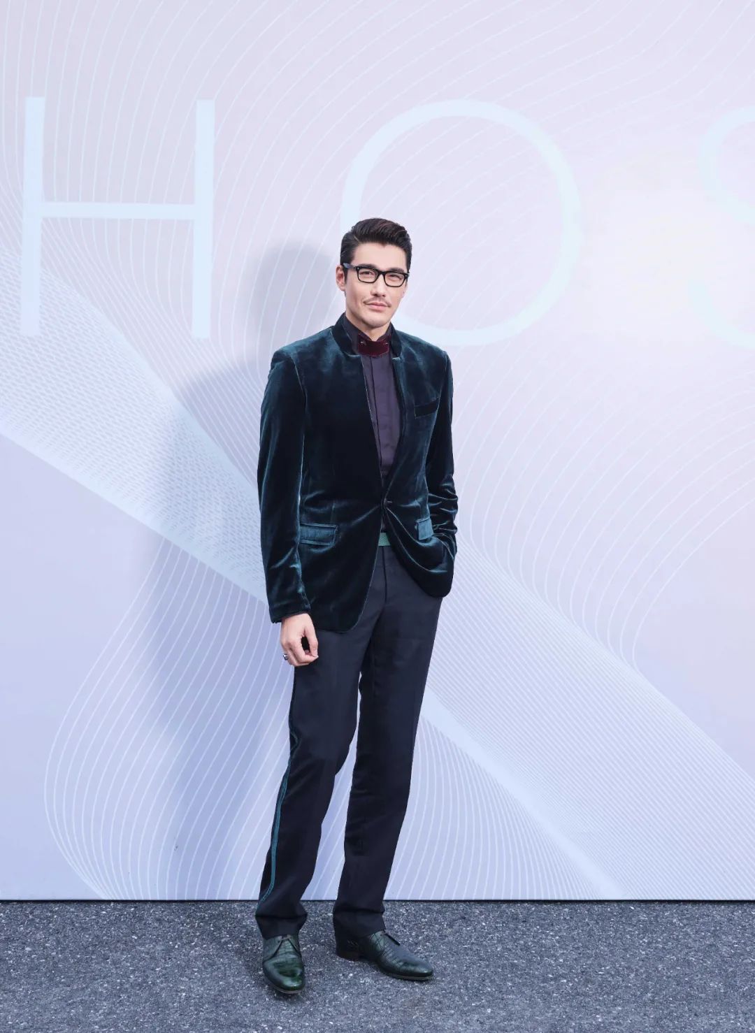 50岁胡兵亮相活动造型很有魅力贵族感十足这气场实在出众