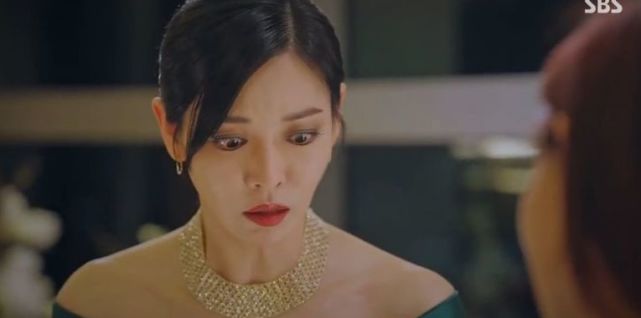 狗血再升级!《顶楼》金素妍白眼又来了,第一集就有人疯狂领盒饭