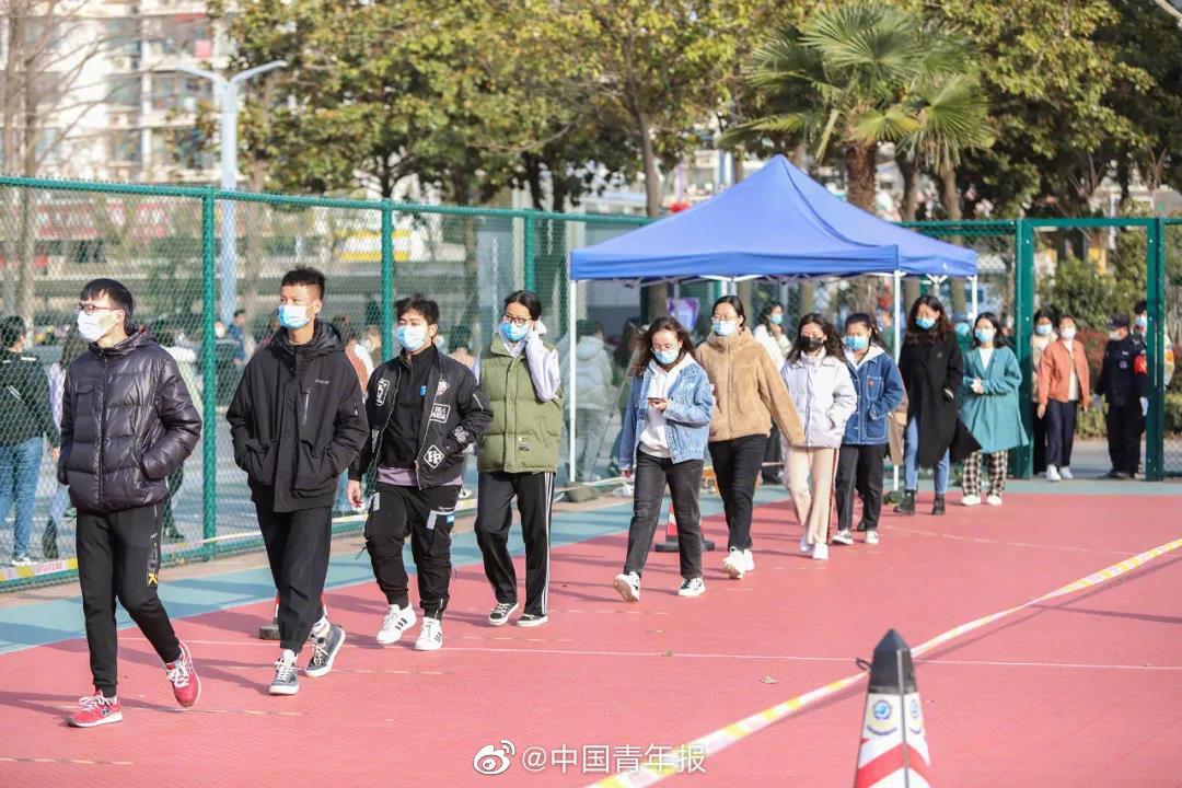 部分高校返校后大规模核酸检测！现场航拍休闲区蓝鸢梦想 - Www.slyday.coM