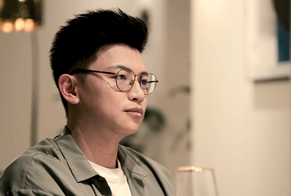 但是李行听了陈柳明的话,直接给29岁却依旧少年的设计师吴嘉雯夹了菜