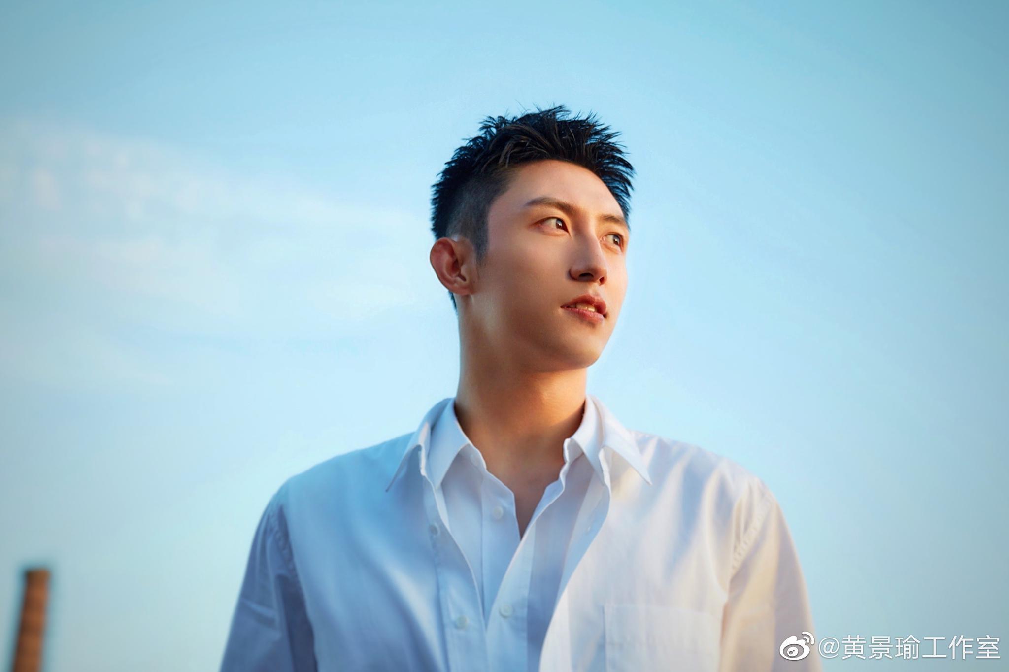 身后是湛蓝的天空,眼中是熹微的晨光,还有清新温暖的笑容……|黄景瑜