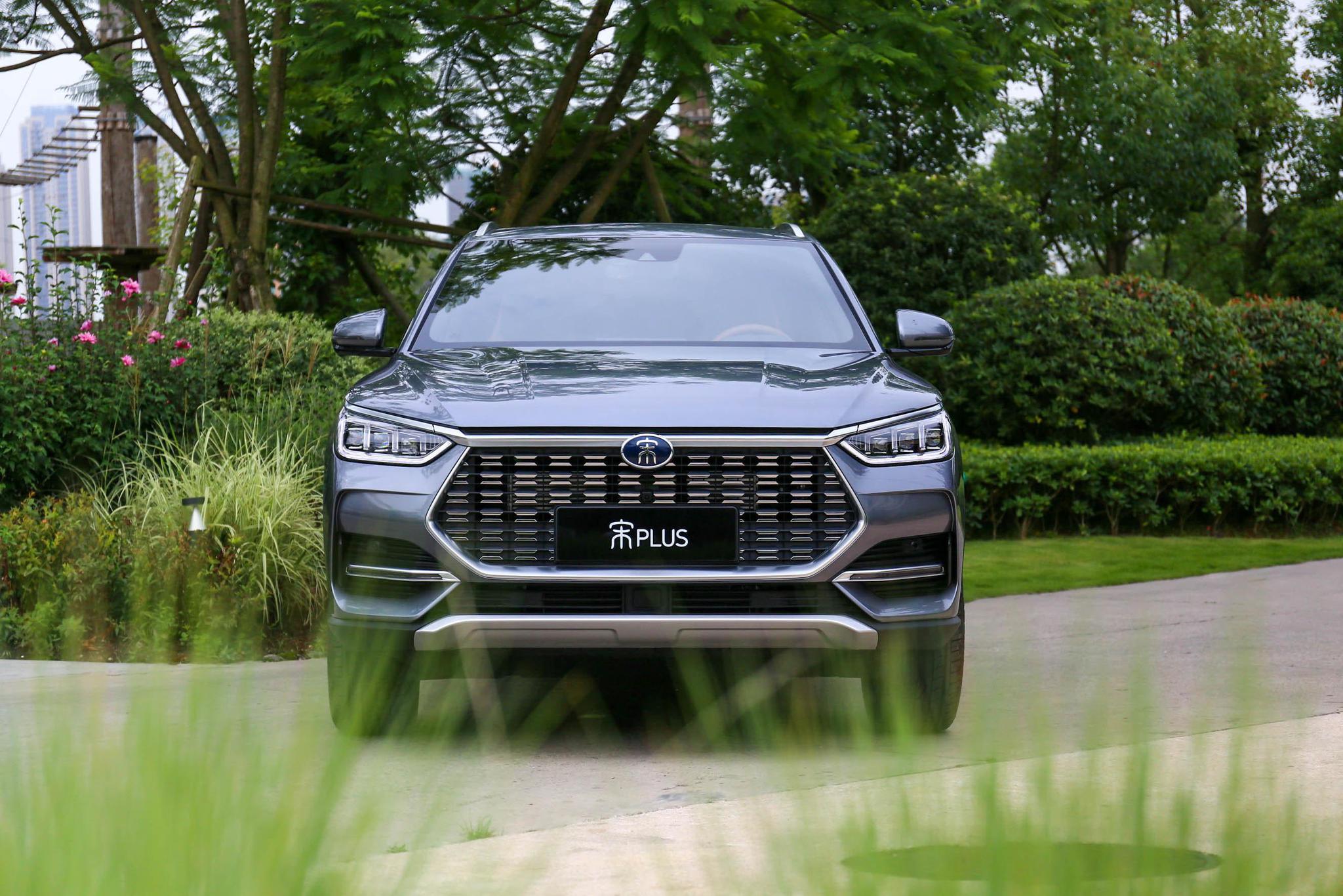 宋plus0215t自动尊贵型新能源巨头的燃油车还值得买吗