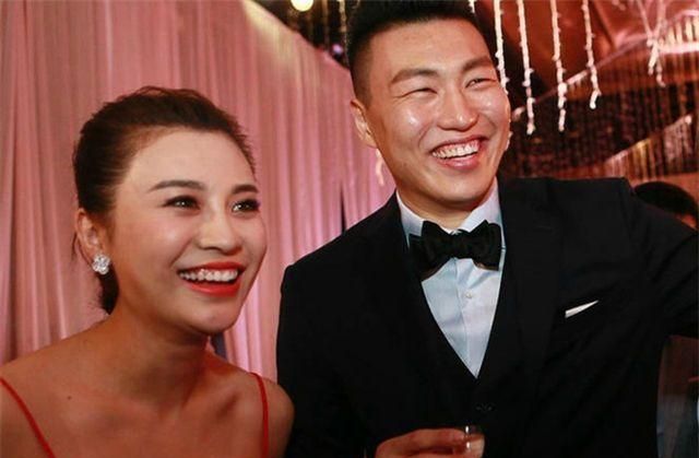 李根傻实在结婚单膝跪地称工资奖金全上交今却被拿走大批财产