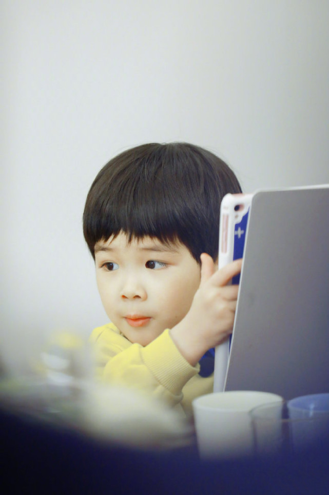 黄圣依俩儿子近照曝光,安迪长大了,安麟和妈妈小时候一模一样