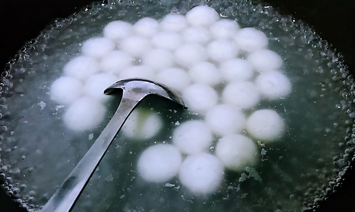 煮汤圆记住不要水开后下锅做好2步汤圆不流馅口感好