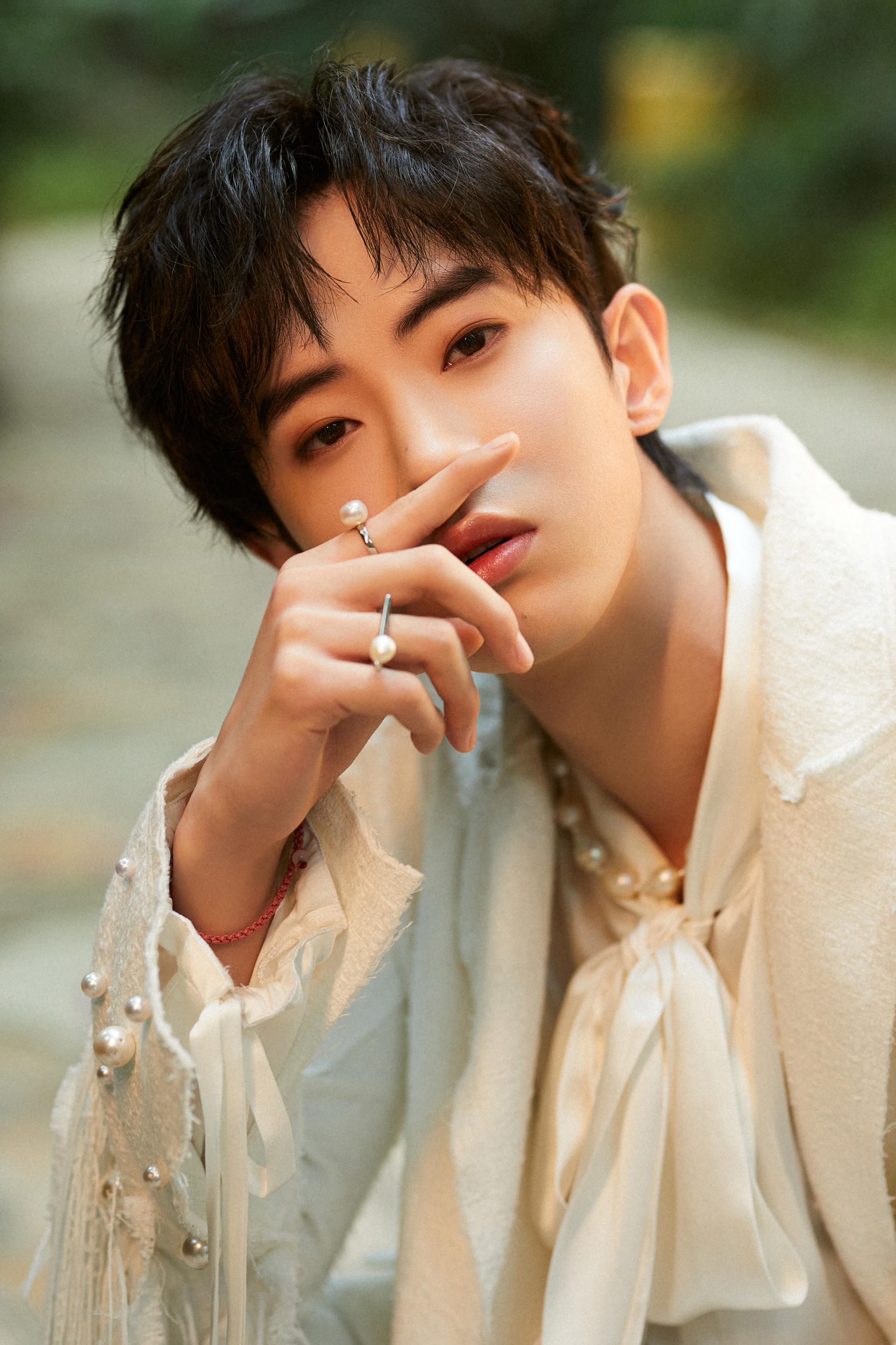 男星佩戴优雅珍珠项链圆润的珍珠点缀修长的颈间时尚感爆棚