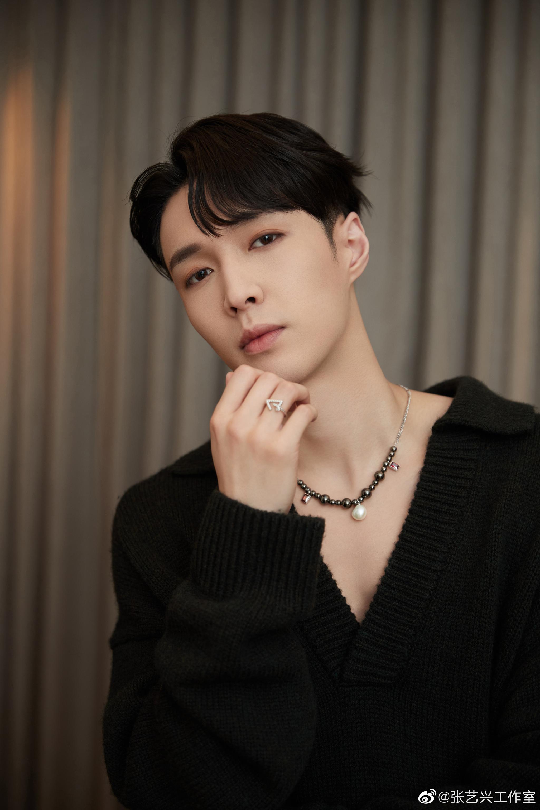 男星佩戴优雅珍珠项链圆润的珍珠点缀修长的颈间时尚感爆棚