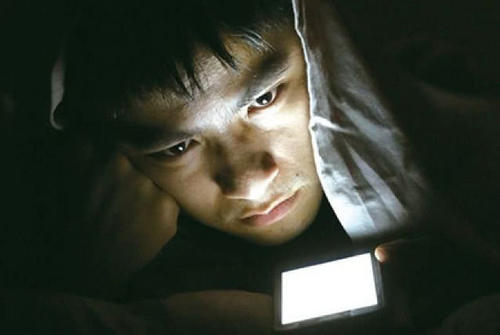 长期躺着玩手机会发生什么？4件“麻烦事”或会找上门，很难甩掉休闲区蓝鸢梦想 - Www.slyday.coM