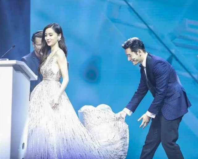 网曝baby与黄晓明出席同一活动，却拒绝同框，座位也要离远点休闲区蓝鸢梦想 - Www.slyday.coM